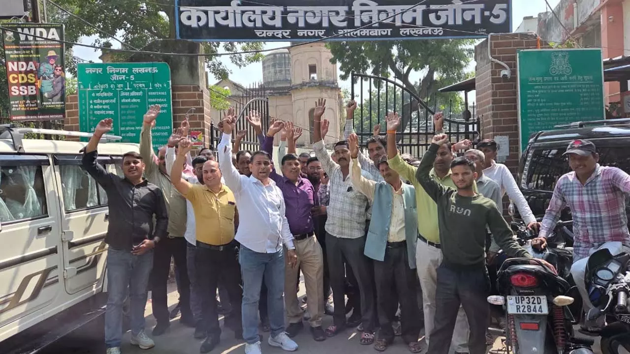 Nikay employees take 10-point demands and tie Kali Patti in Lucknow