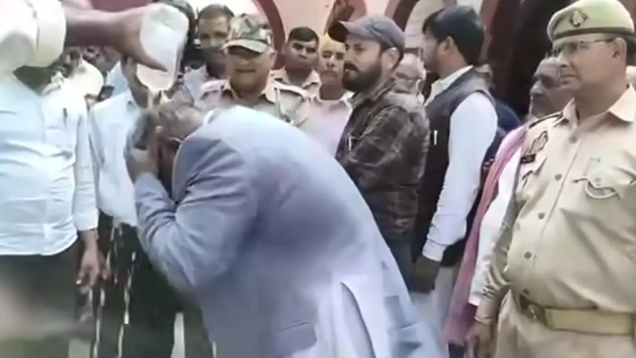 Social worker attempts suicide in front of DM office, serious charges leveled against Prem Hospital