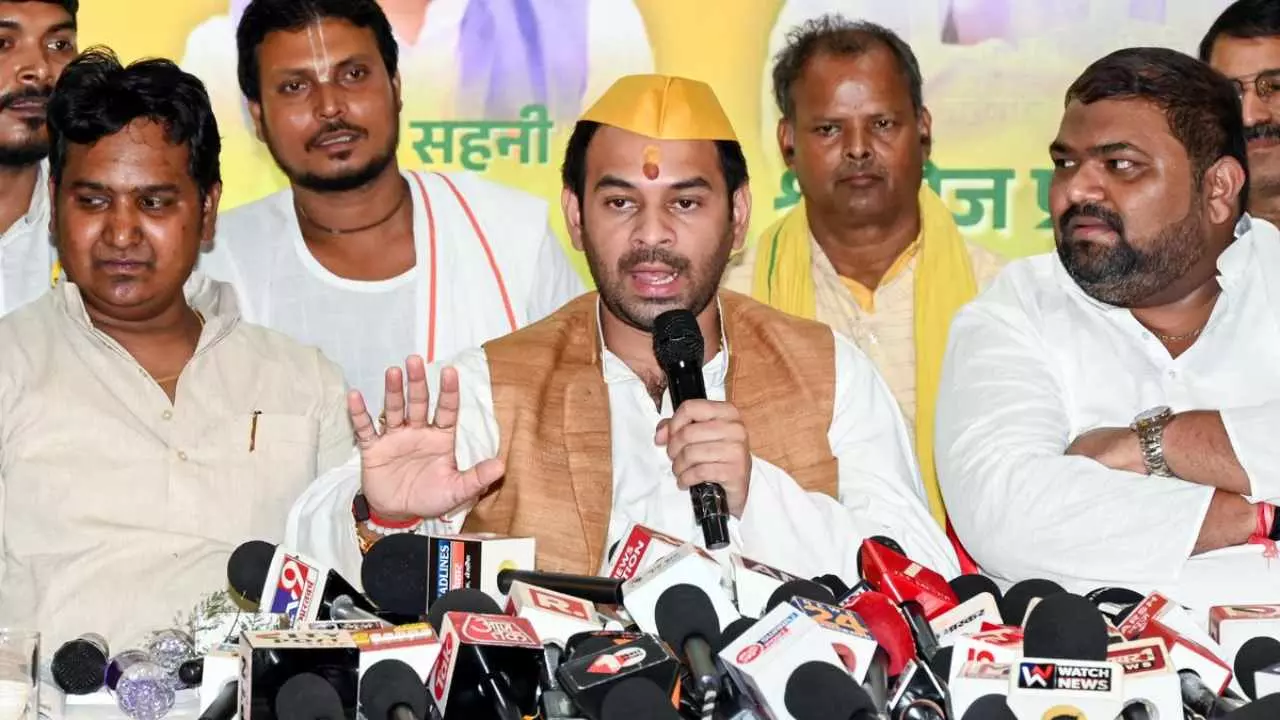 बिहार चुनाव में तेज प्रताप का बड़ा धमाका, महुआ सीट से खुद लड़ने का ऐलान,21 उम्मीदवारों की लिस्ट जारी बिहार चुनाव में तेज प्रताप का बड़ा धमाका, महुआ सीट से खुद लड़ने का ऐलान,21 उम्मीदवारों की लिस्ट जारी