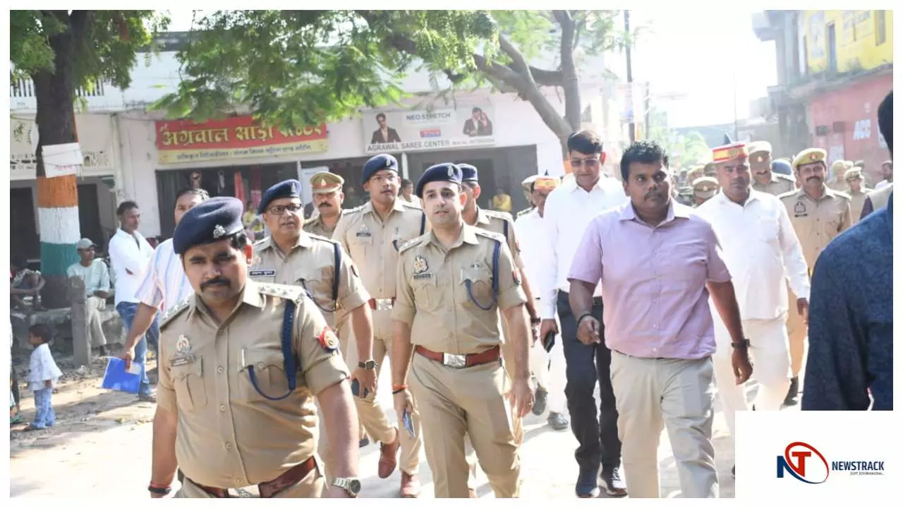 Siddharthnagar News : त्योहारों पर शांति व्यवस्था को लेकर डीएम और एसपी ने किया फ्लैग मार्च