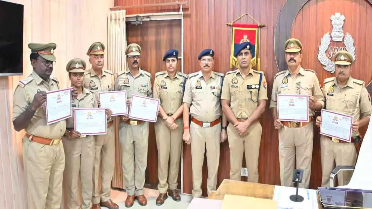 Azamgarh News: मिशन शक्ति 5.0 अभियान के उत्कृष्ट कार्य हेतु 6 उपनिरीक्षक सम्मानित