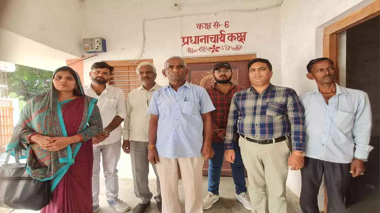 Jaunpur News: निलंबित प्रधानाचार्य पर फर्जीवाड़े का आरोप, अभिलेख लेकर हुए फरार