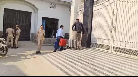 Sambhal News: संभल में मीट कारोबारी के ठिकानों पर टैक्स विभाग और CBI की ताबड़तोड़ छापेमारी