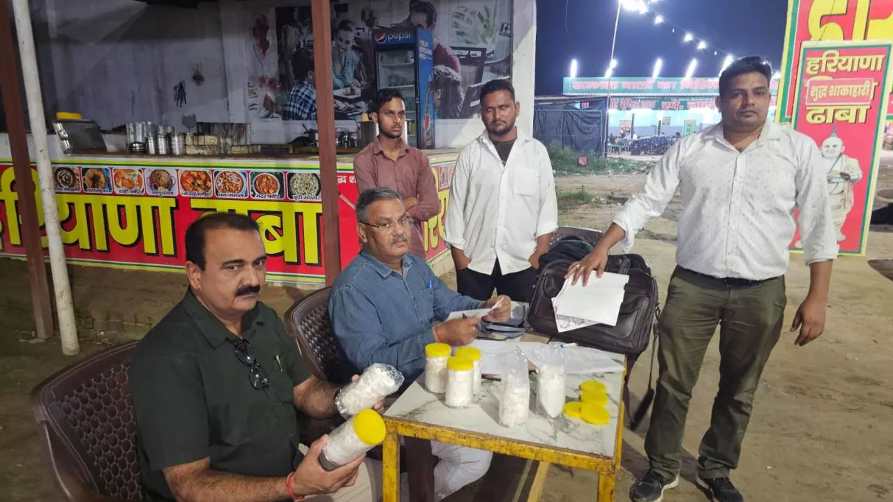 Hapur News: गढ़मुक्तेश्वर में खाद्य विभाग की बड़ी कार्रवाई, 12 कुंतल मिलावटी पनीर जब्त