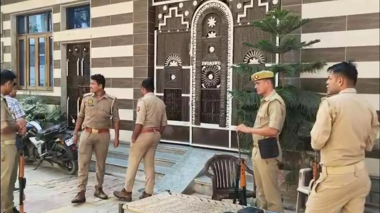 Hapur News: मीट कारोबारी हाजी यासीन और कर अधिवक्ता नितिन गर्ग के ठिकानों पर दूसरे दिन भी छापेमारी
