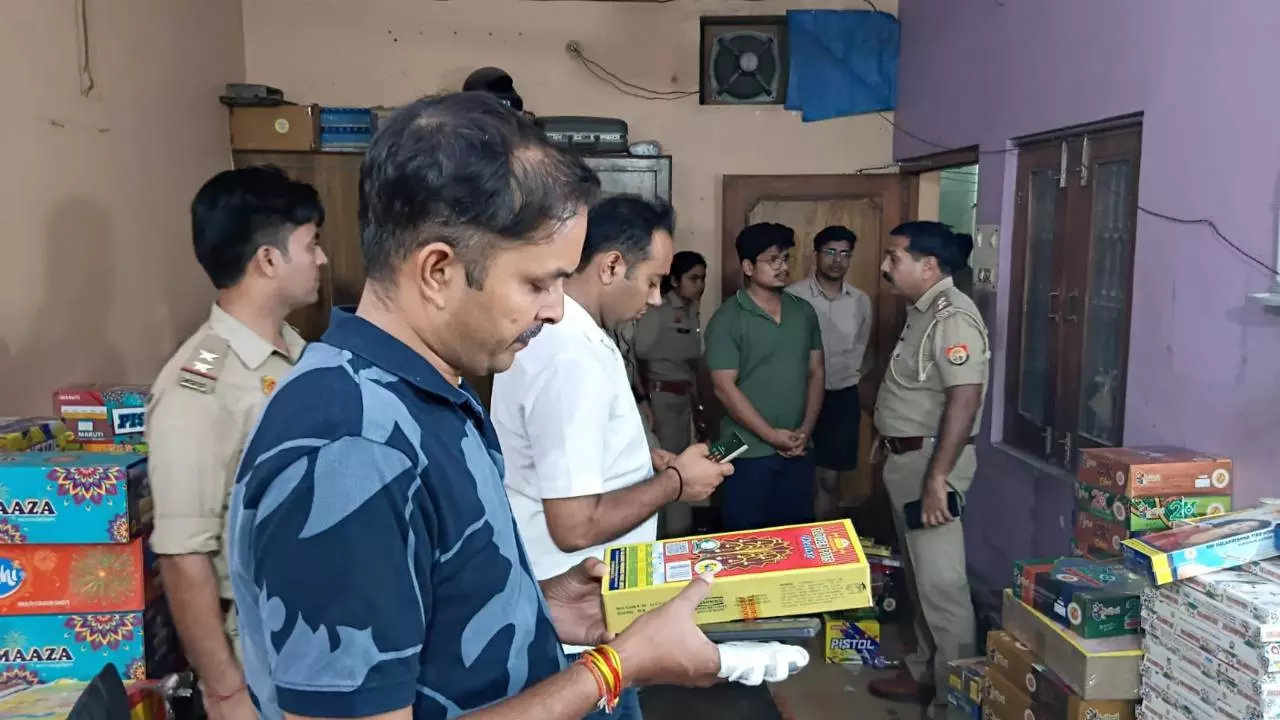 Hapur News: दीपावली से पहले हापुड़ पुलिस की बड़ी कार्रवाई: 8 लाख रुपये के अवैध पटाखे बरामद