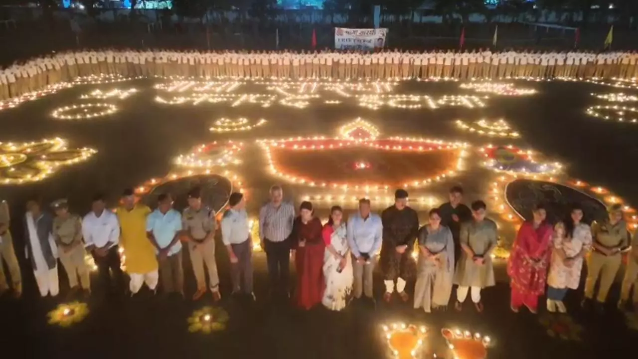 Etawah News: रिजर्व पुलिस लाइन में भव्य दीपोत्सव एवं रंगोली कार्यक्रम का आयोजन