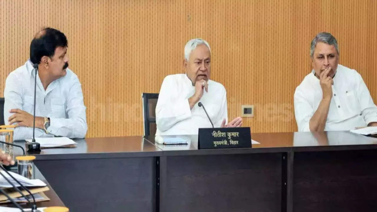 नीतीश कुमार ने बुलाई इमरजेंसी बैठक, बिहार में सीटों पर महा-संग्राम... जानें अंदर की बात