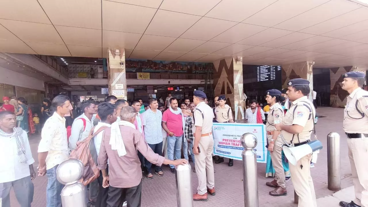 Chandauli News: डीडीयू रेलवे स्टेशन पर RPF ने यात्रियों को सुरक्षित यात्रा और बाल सुरक्षा समझाया