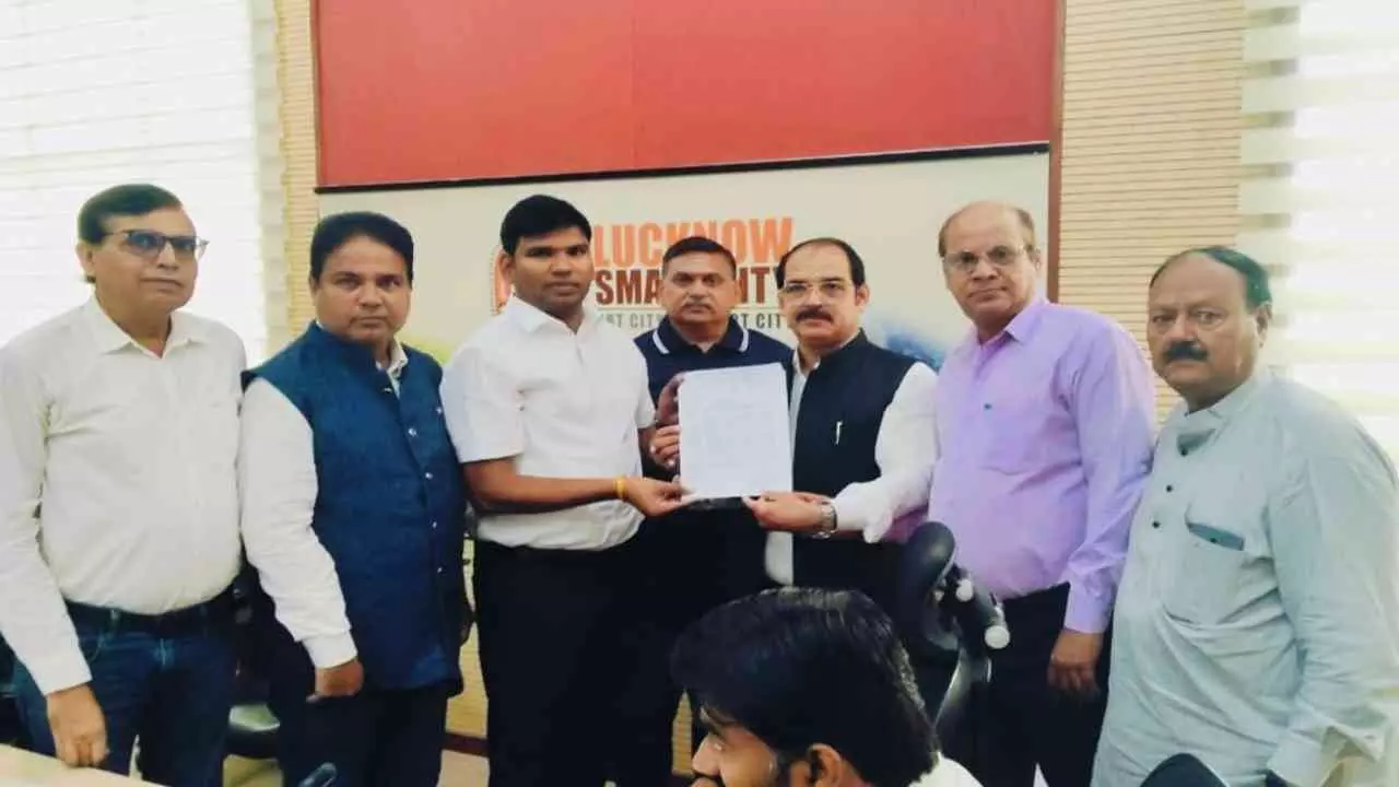 Lucknow News: ट्रैफिक व्यवस्था सुधारने को लेकर व्यापारियों ने अपर नगर आयुक्त को दिया ज्ञापन