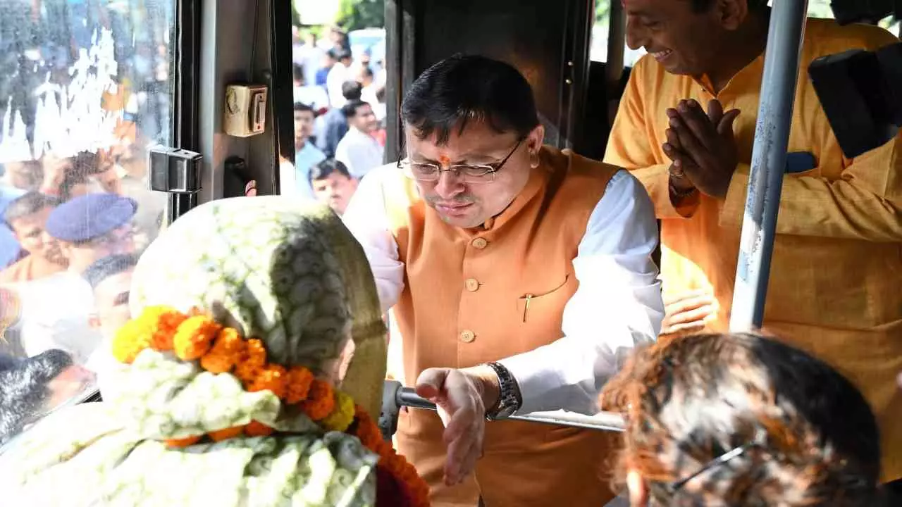 CM पुष्कर सिंह धामी ने श्रद्धालुओं के दल को गंगोत्री धाम के लिए किया रवाना