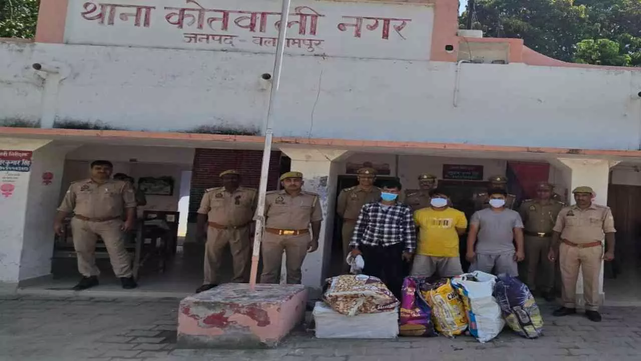 Balrampur News: बलरामपुर के घनी आबादी क्षेत्र से अवैध पटाखे बरामद, तीन गिरफ्तार