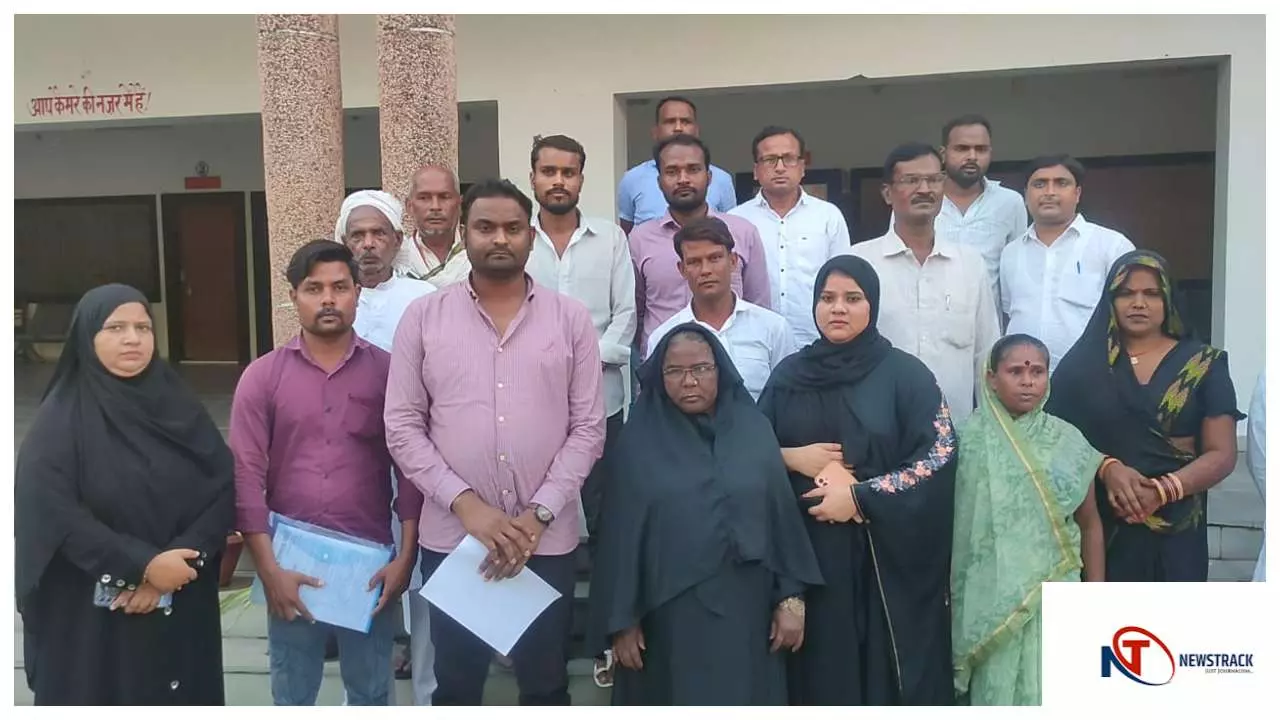 Sant kabir Nagar News :सेमरियावां में ठप विकास कार्य शुरू कराने को लेकर प्रमुख ने DM को सौंपा ज्ञापन
