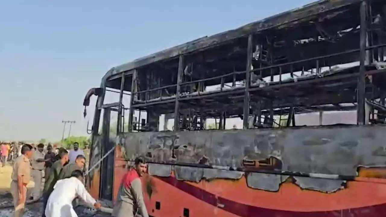 जैसलमेर में बस में लगी भीषण आग, 10-12 यात्रियों की मौत की आशंका