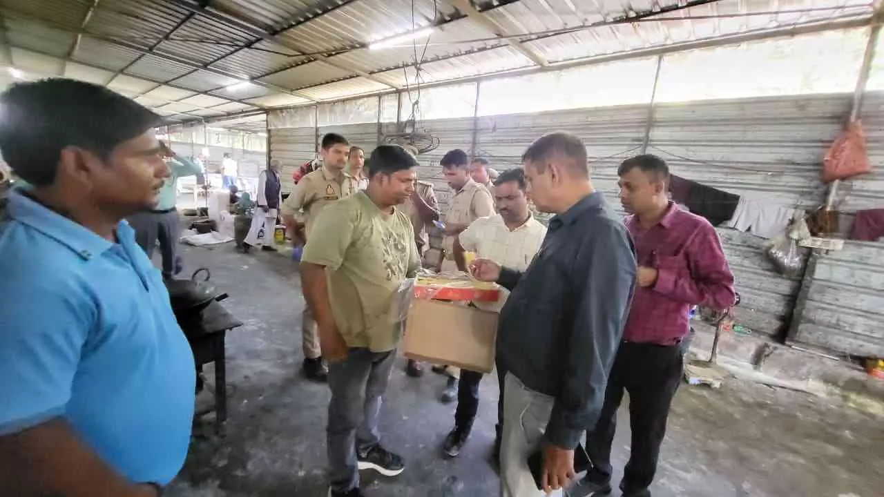 Balrampur News: दीपावली से पहले बलरामपुर में 300 किलो मिलावटी मिठाई नष्ट, मचा हड़कंप