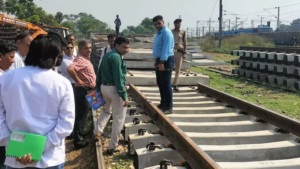 DRM inspects Hapur railway station, officials have a hard time