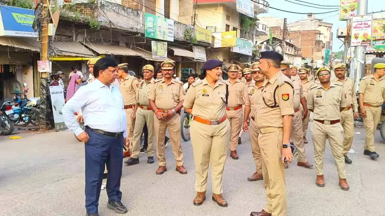 Mahoba News: दीपावली से पहले महोबा पुलिस ने बाजारों में पैदल गश्त एवं जनता से संवाद बढ़ाया