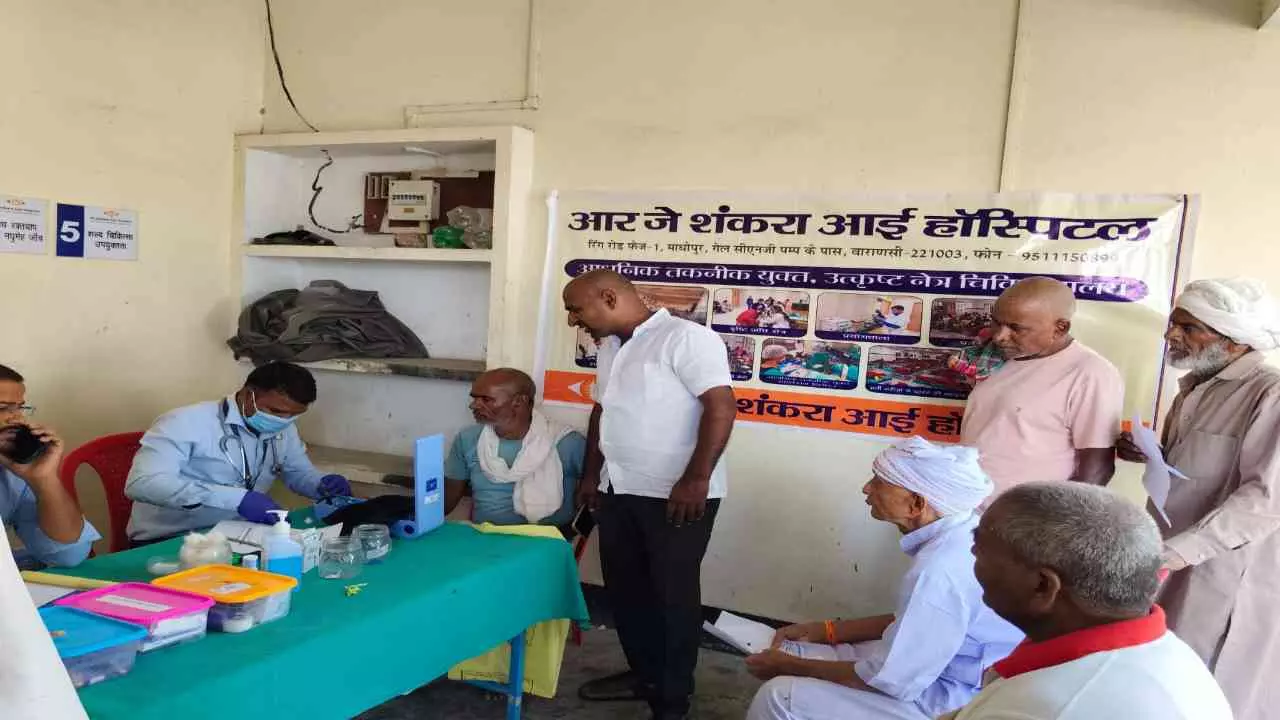 Chandauli News: आर जे शंकरा हॉस्पिटल के आई कैंप में लगा गरीब मरीजों का ताता