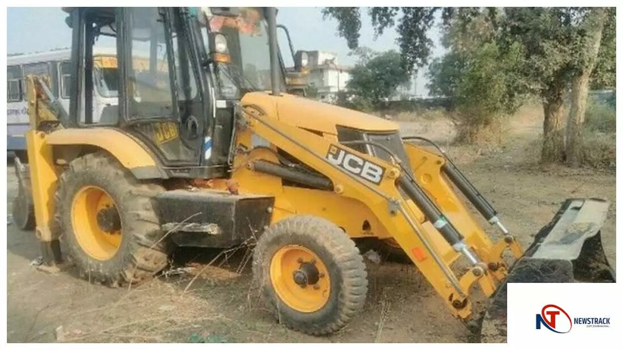 Amethi News : अमेठी में भू-माफिया की दबंगई, जेसीबी से दलित महिला का निर्माणाधीन मकान गिराया
