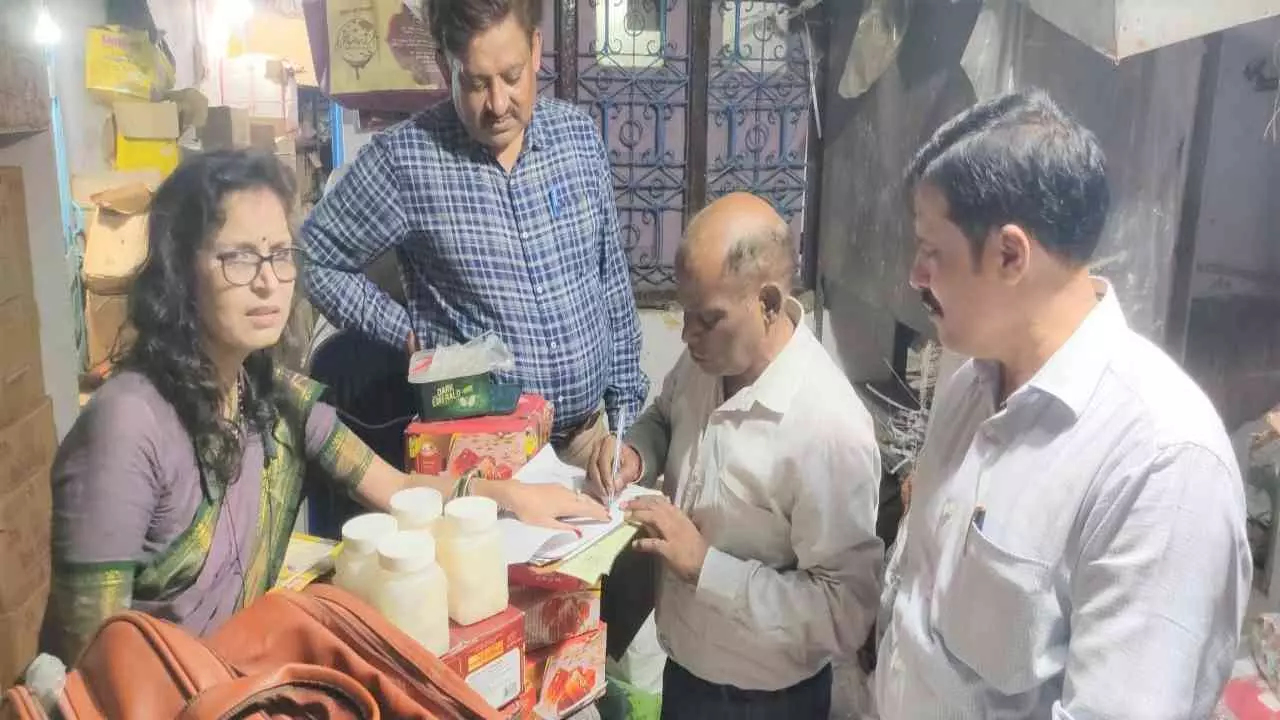 Pratapgarh News: प्रतापगढ़ में मिठाई की जांच, 45 किलोग्राम कलाकंद नष्ट, तीन नमूने लिए गए