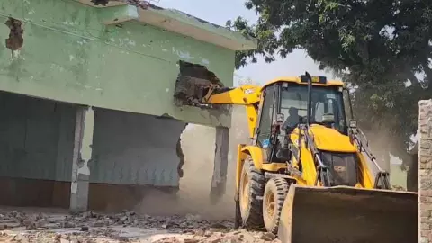 Sambhal News: श्रीकल्कि धाम के पास अवैध मस्जिद पर चला प्रशासन का बुलडोजर!