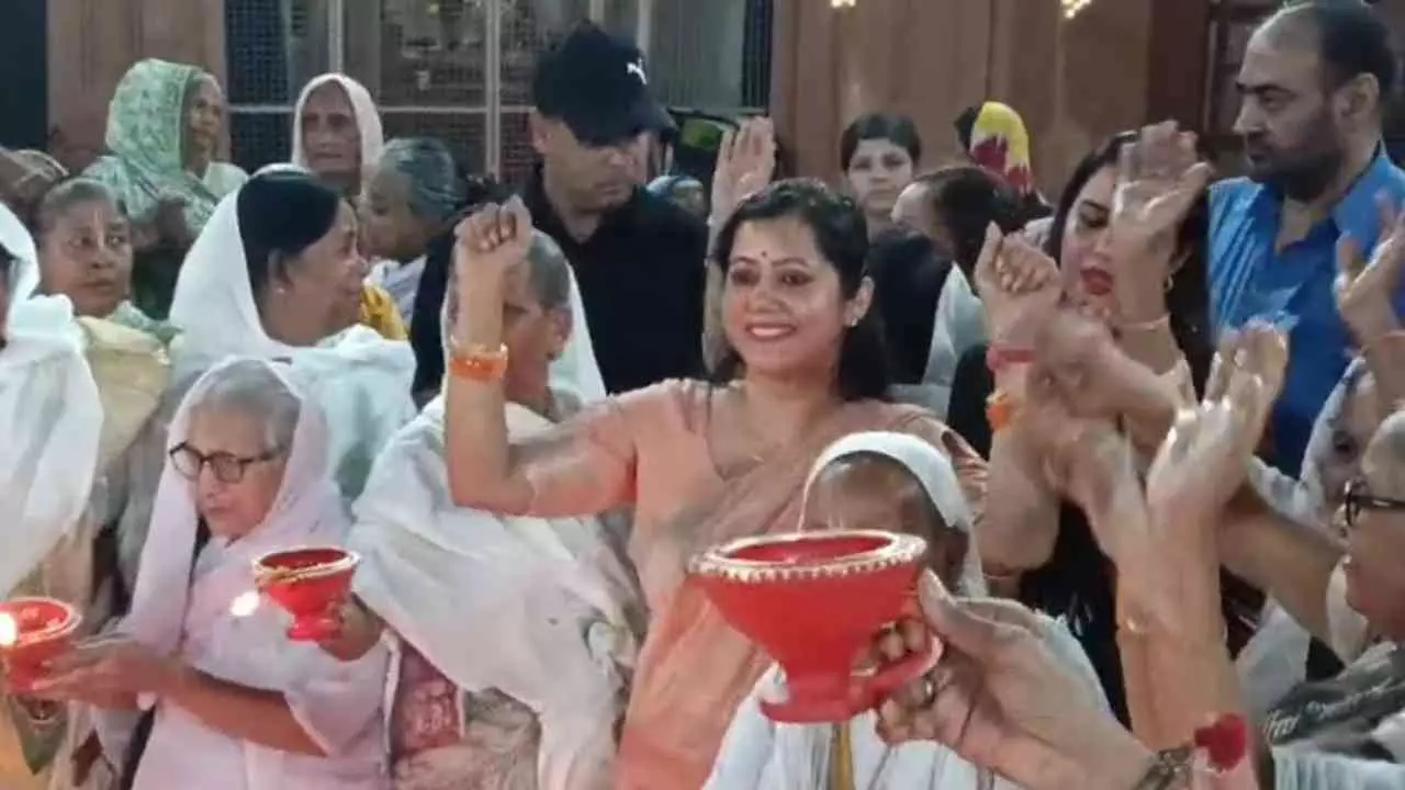 Mathura News: वृंदावन में विधवाओं संग अनोखी दीपावली, धीरेंद्र शास्त्री पहुंचे मथुरा