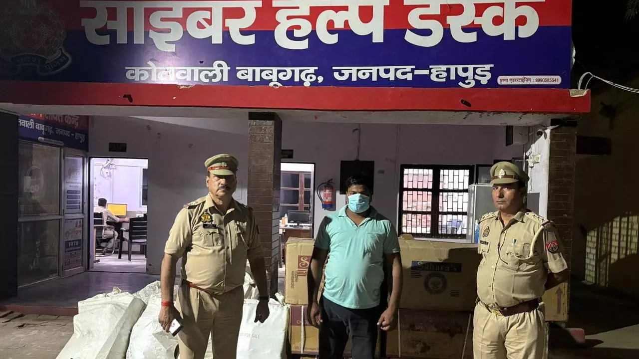 Hapur News: दीपावली से पहले हापुड़ पुलिस का बड़ा एक्शन, कपड़े की दुकान से 5 लाख के अवैध पटाखे बरामद