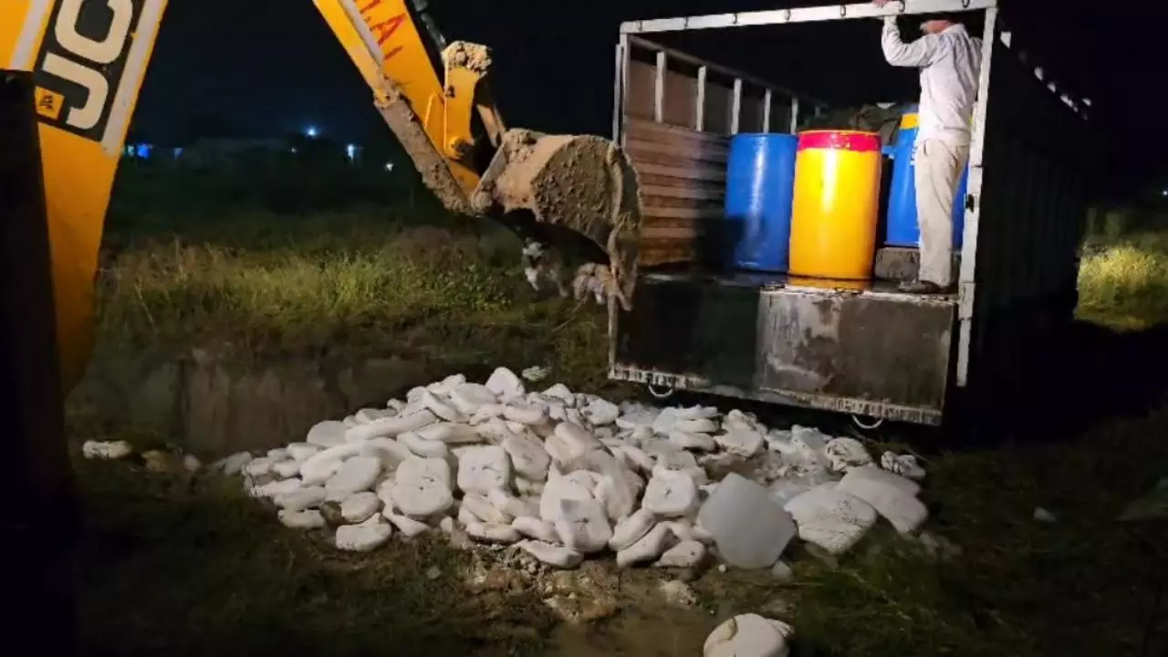 Hapur News: दीपावली से पहले FSDA की बड़ी कार्रवाई: 15 क्विंटल मिलावटी पनीर जब्त और नष्ट