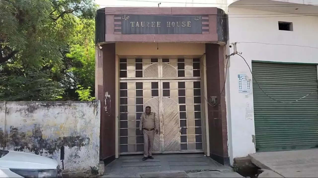 Hapur News: हापुड़ में आयकर विभाग की बड़ी कार्रवाई, मीट कारोबारी हाजी यासीन के नेटवर्क पर शिकंजा Hapur News: हापुड़ में आयकर विभाग की बड़ी कार्रवाई, मीट कारोबारी हाजी यासीन के नेटवर्क पर शिकंजा