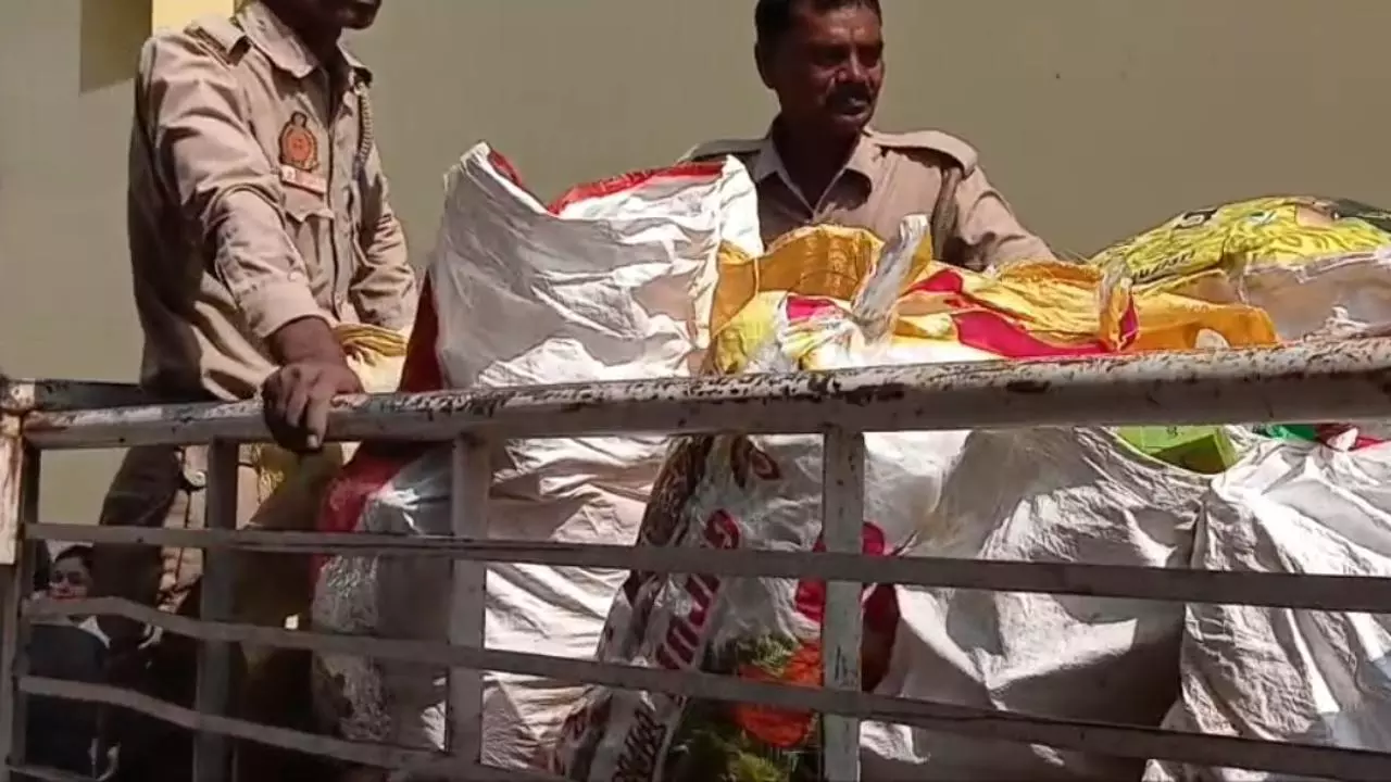 Chandauli News: चंदौली पुलिस की बड़ी कार्रवाई: अवैध पटाखा गोदाम सील, तीन गिरफ्तार