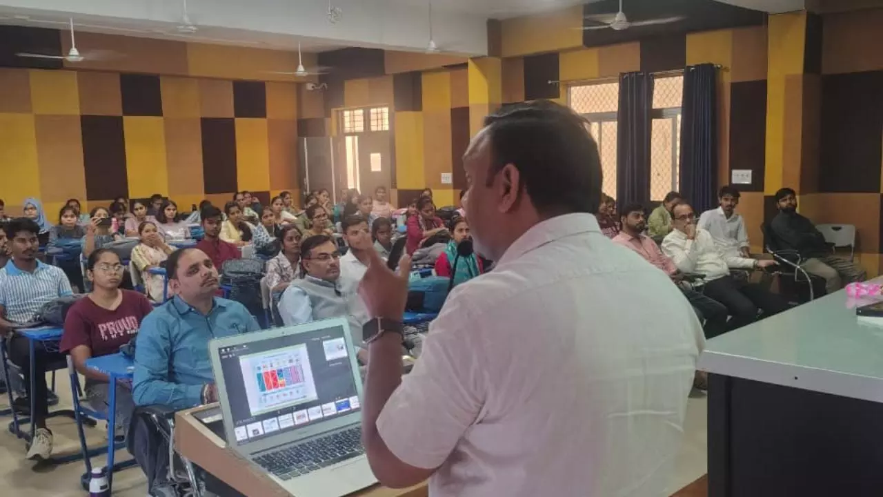 Jaunpur News: पदार्थ की संरचना को समझने में स्पेक्ट्रोस्कोपी महत्वपूर्ण : प्रो मृगेंद्र दुबे