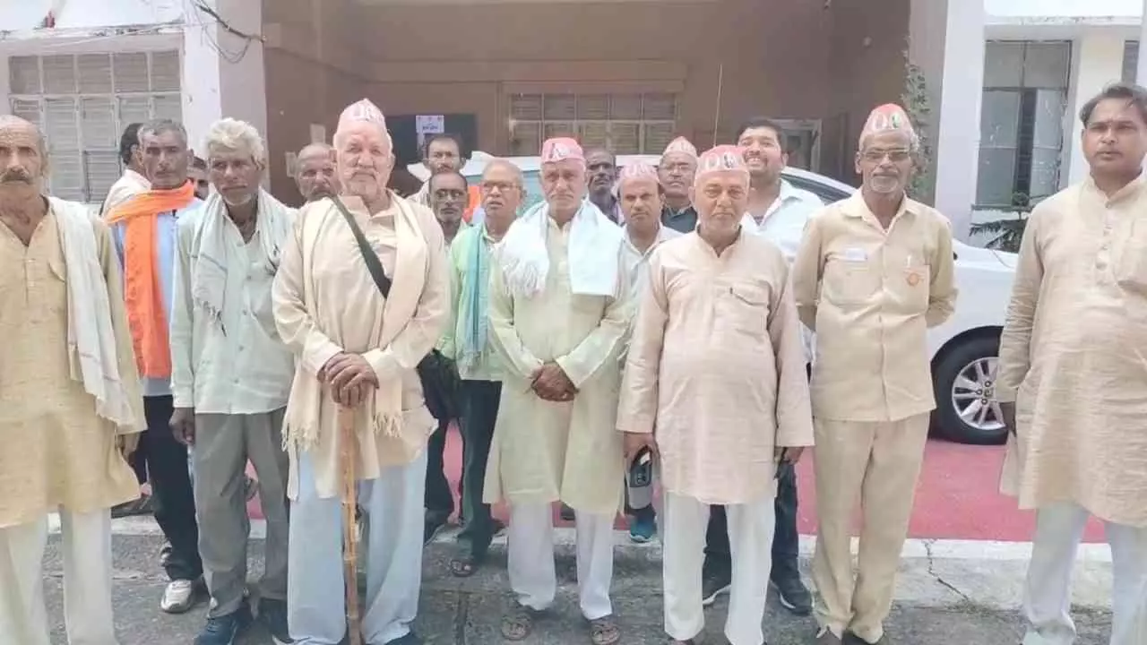 Mahoba: महोबा कलेक्ट्रेट में किसानों का प्रदर्शन, पांच सूत्रीय मांगों को लेकर DM को सौंपा ज्ञापन