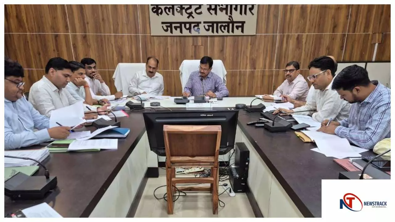 Jalaun News : जालौन डीएम की सख्त कार्रवाई: योजनाओं में ढिलाई पर 13 अफसरों का वेतन रोका गया