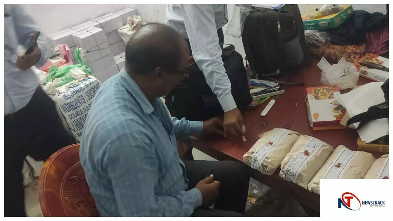 Siddharthnagar News दीपावली पर मिलावटी खाद्य पदार्थों पर कार्रवाई, 871 किलो संदिग्ध सामग्री जब्त