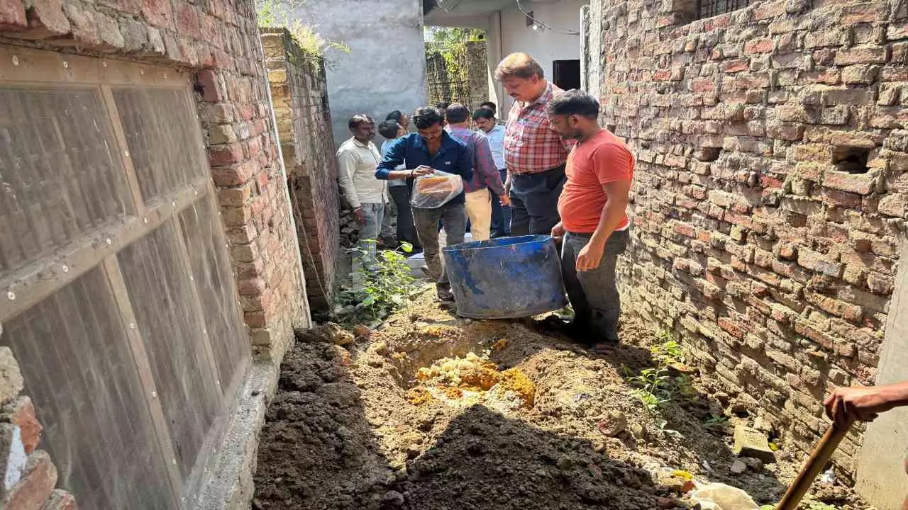 Pratapgarh: मिलावटी मिठाईयों पर कार्रवाई, 85 किग्रा डोडा बर्फी नष्ट