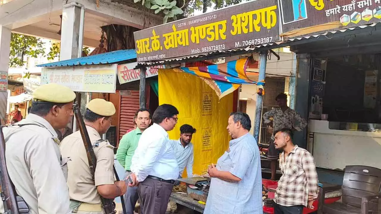 Mahoba News: दीपावली से पहले खाद्य विभाग ने मिलावटखोरों पर छापेमारी की