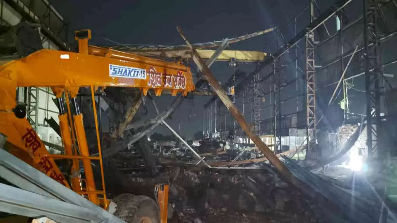 Hapur News: पिलखुवा फैक्ट्री हादसा: मशीन के नीचे दबे 5 मजदूर, 1 की मौत Hapur News: पिलखुवा फैक्ट्री हादसा: मशीन के नीचे दबे 5 मजदूर, 1 की मौत