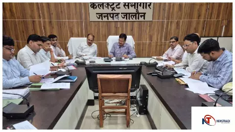 Jalaun News : जालौन डीएम की सख्त कार्रवाई: योजनाओं में ढिलाई पर 13 अफसरों का वेतन रोका गया Jalaun News : जालौन डीएम की सख्त कार्रवाई: योजनाओं में ढिलाई पर 13 अफसरों का वेतन रोका गया