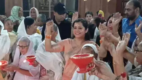 Mathura News: वृंदावन में विधवाओं संग अनोखी दीपावली, धीरेंद्र शास्त्री पहुंचे मथुरा Mathura News: वृंदावन में विधवाओं संग अनोखी दीपावली, धीरेंद्र शास्त्री पहुंचे मथुरा