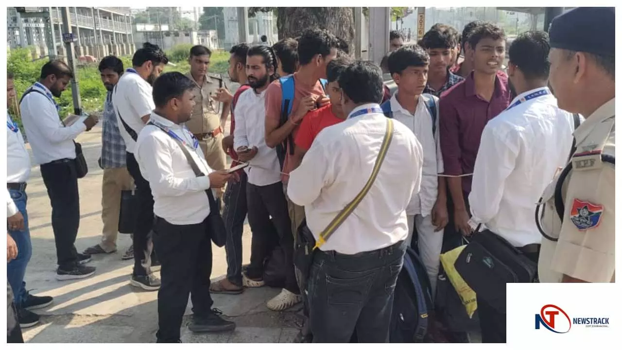 Chandauli रफीगंज स्टेशन पर बिना टिकट यात्रा करने वाले 197 यात्री पकड़े गए, रेलवे ने वसूला जुर्माना।