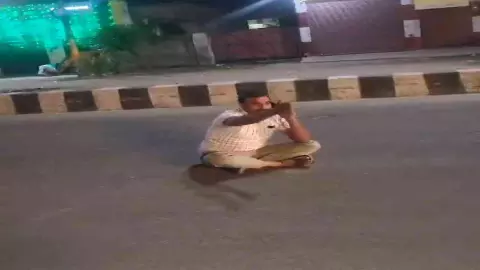Hapur News: नशे में धुत ट्रैफिक सिपाही का हंगामा, बीच सड़क पर बैठा, लगाया जाम Hapur News: नशे में धुत ट्रैफिक सिपाही का हंगामा, बीच सड़क पर बैठा, लगाया जाम