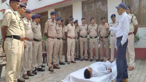 Chandauli News: RPF जवानों को जान बचाने का खास प्रशिक्षण, हार्ट अटैक के दौरान अब तुरंत दे सकेंगे CPR Chandauli News: RPF जवानों को जान बचाने का खास प्रशिक्षण, हार्ट अटैक के दौरान अब तुरंत दे सकेंगे CPR