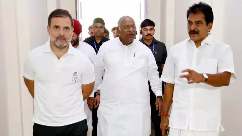 महागठबंधन में घमासान के बीच राहुल-खड़गे की हाई-लेवल बैठक, वेणुगोपाल भी मीटिंग में मौजूद महागठबंधन में घमासान के बीच राहुल-खड़गे की हाई-लेवल बैठक, वेणुगोपाल भी मीटिंग में मौजूद