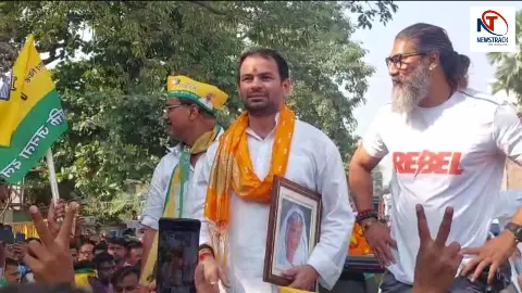 महुआ में तेजप्रताप का बड़ा मास्टरस्ट्रोक: माँ-पिता नहीं, दादी मरछिया देवी की फोटो लेकर किया नामांकन महुआ में तेजप्रताप का बड़ा मास्टरस्ट्रोक: माँ-पिता नहीं, दादी मरछिया देवी की फोटो लेकर किया नामांकन