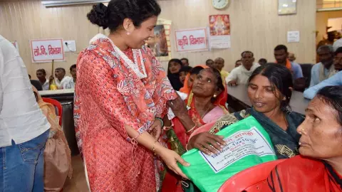 DM Durga Shakti Nagpal initiates tarpaulin distribution to 1000 farmers in Lakhimpur DM Durga Shakti Nagpal initiates tarpaulin distribution to 1000 farmers in Lakhimpur