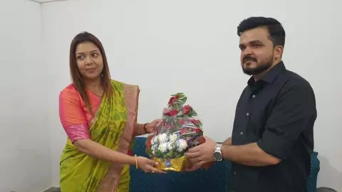 With DM in Sravasti, Dr. Priyanka Maurya observes Swadeshi fair With DM in Sravasti, Dr. Priyanka Maurya observes Swadeshi fair