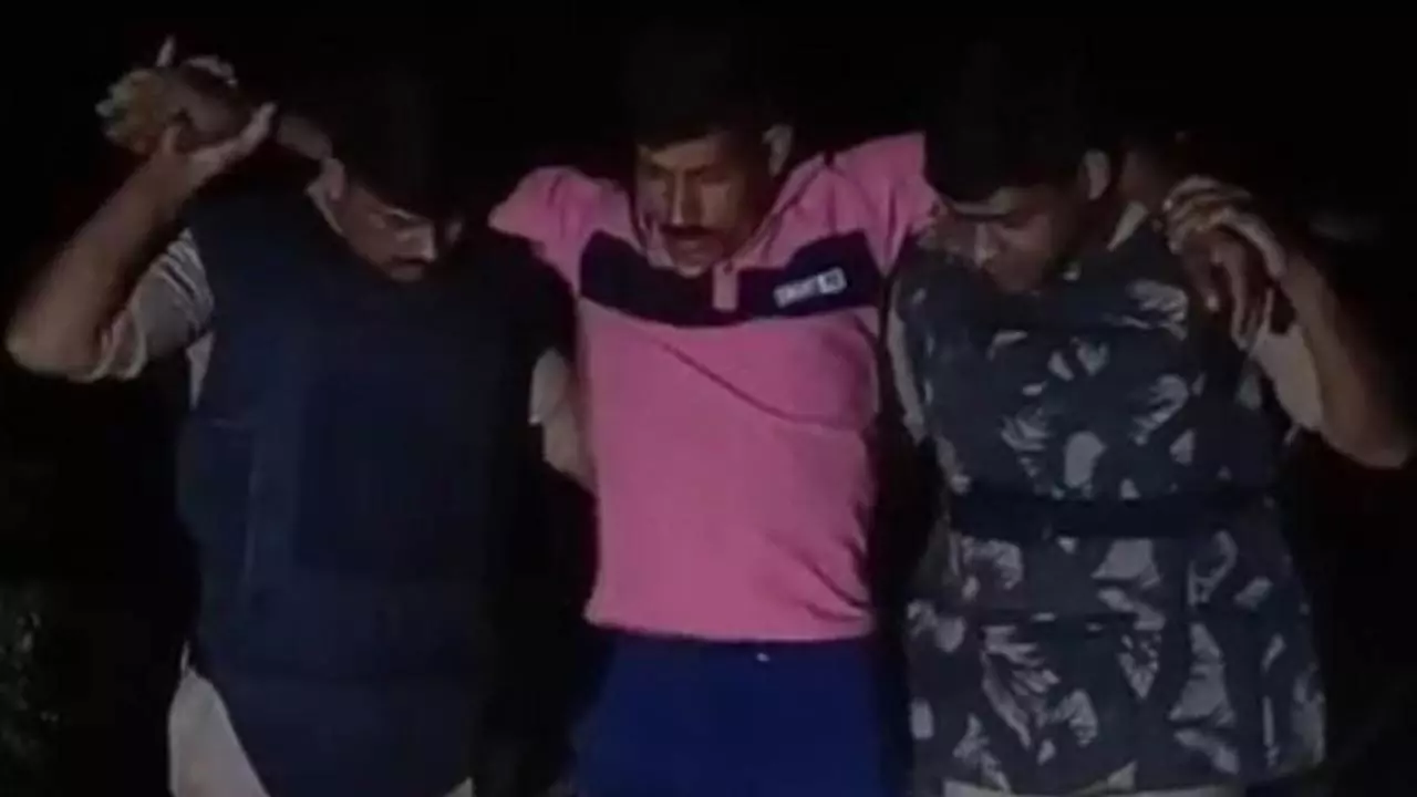 Azamgarh News: आजमगढ़ में कुख्यात गो-तस्कर पुलिस मुठभेड़ में घायल, गिरफ्तार