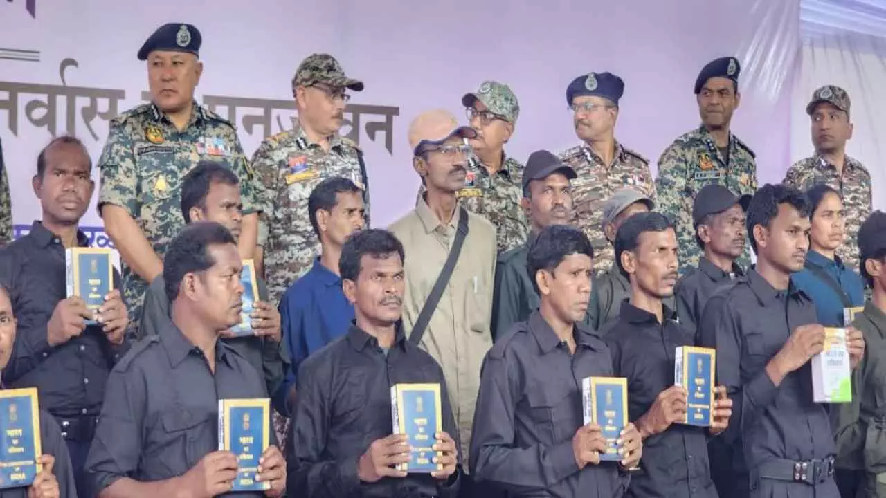 नक्सलवाद पर सबसे बड़ा एक्शन! छत्तीसगढ़ में 208 नक्सलियों ने किया सरेंडर, BGL लॉन्चर जैसे 153 घातक हथियार जब्त