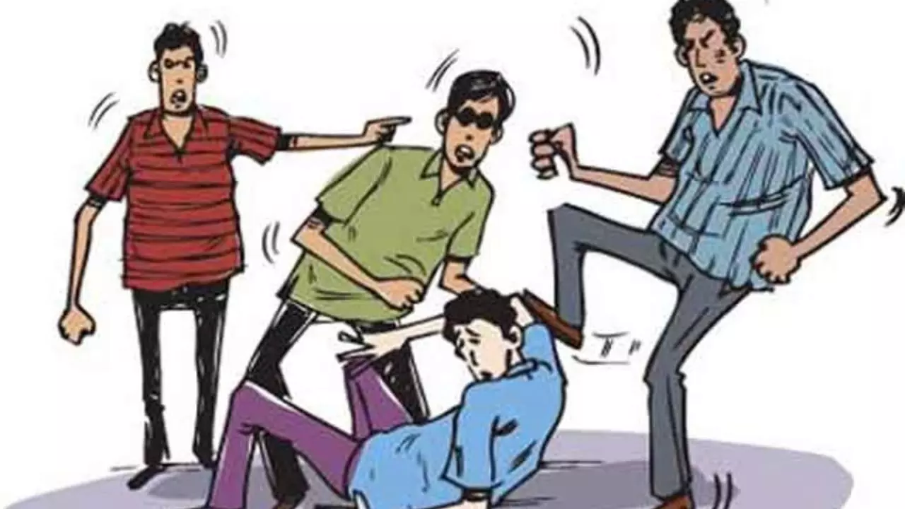 Hapur News: हापुड़ में शराब पीने से रोकने पर दबंगों ने दंपति पर किया जानलेवा हमला