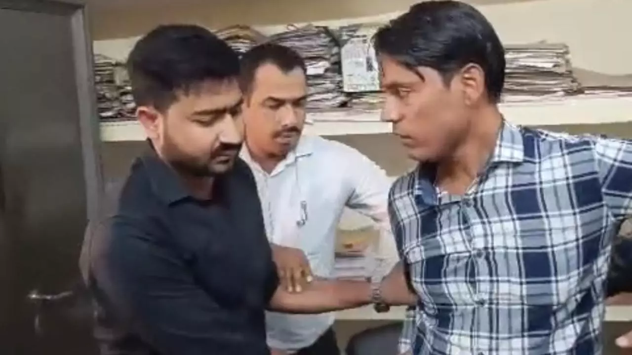 Chandauli: चंदौली में विजिलेंस का छापा, अग्निशमन अधिकारी कार्यालय का कर्मचारी रिश्वत लेते गिरफ्तार